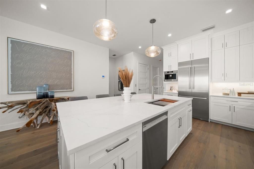 合同活跃: $1,995,000 (4 贝兹, 4 浴室, 3320 平方英尺)