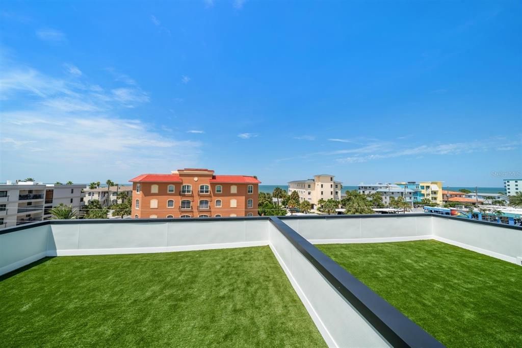 合同活跃: $1,995,000 (4 贝兹, 4 浴室, 3320 平方英尺)