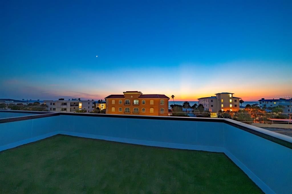 合同活跃: $1,995,000 (4 贝兹, 4 浴室, 3320 平方英尺)