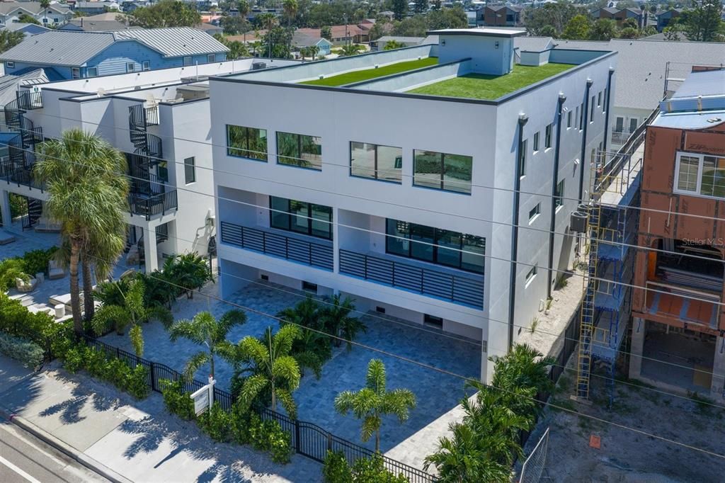 合同活跃: $1,995,000 (4 贝兹, 4 浴室, 3320 平方英尺)