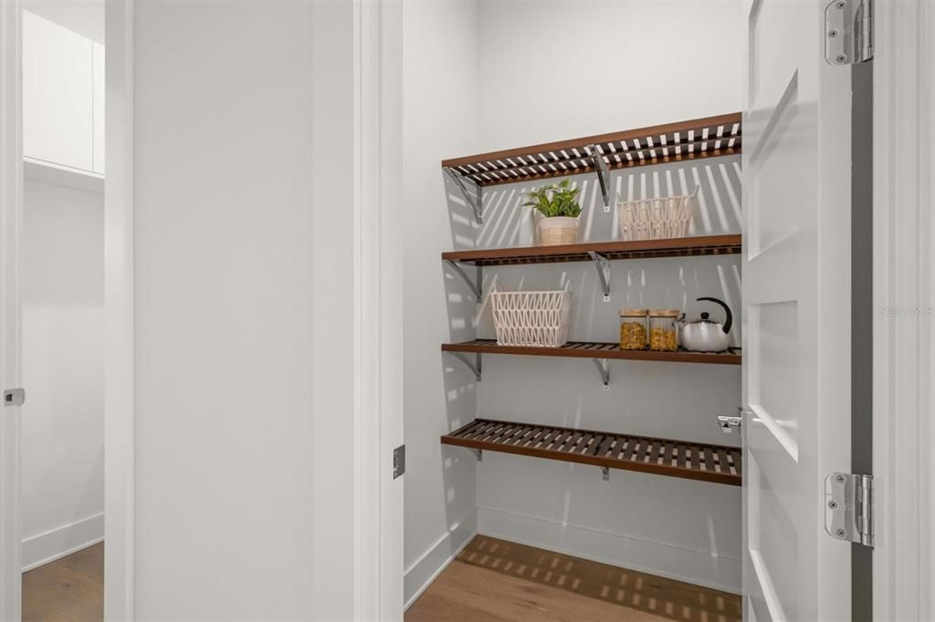 合同活跃: $1,995,000 (4 贝兹, 4 浴室, 3320 平方英尺)