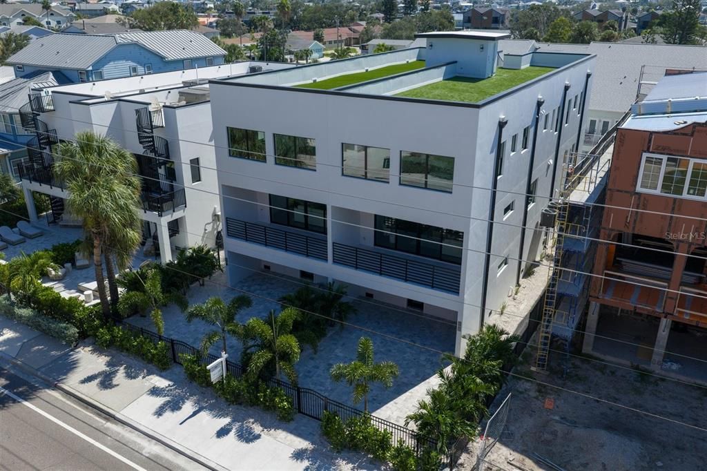 合同活跃: $1,995,000 (4 贝兹, 4 浴室, 3320 平方英尺)