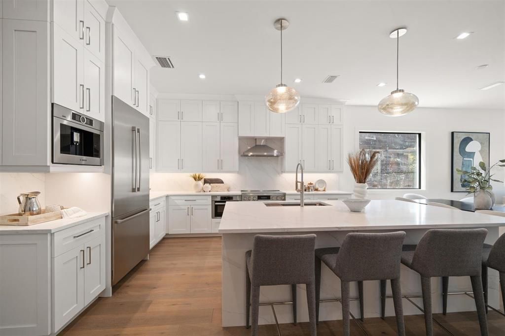 合同活跃: $1,995,000 (4 贝兹, 4 浴室, 3320 平方英尺)