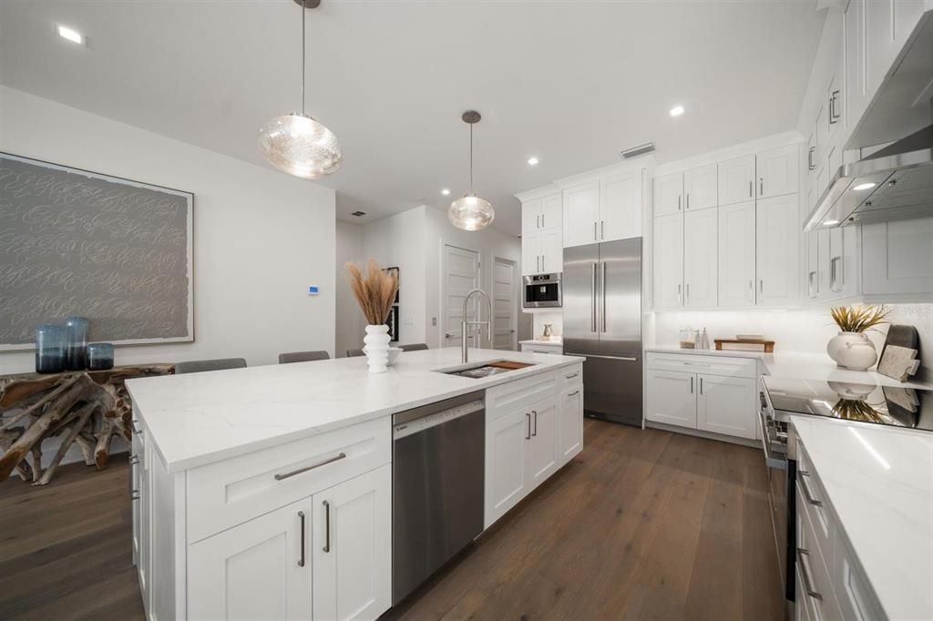 合同活跃: $1,995,000 (4 贝兹, 4 浴室, 3320 平方英尺)