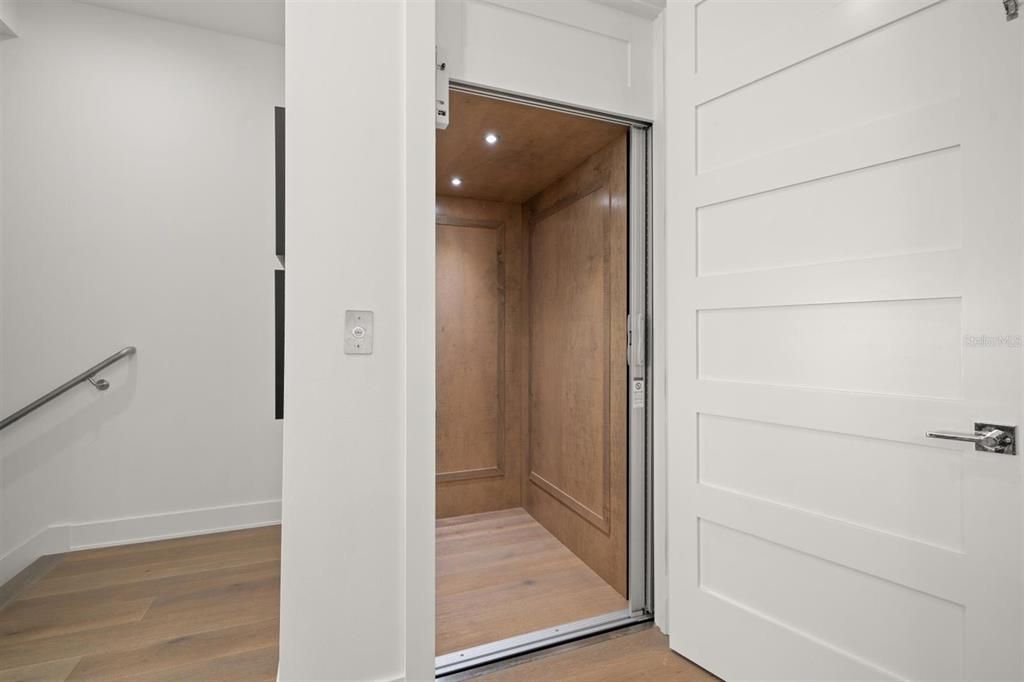 合同活跃: $1,995,000 (4 贝兹, 4 浴室, 3320 平方英尺)