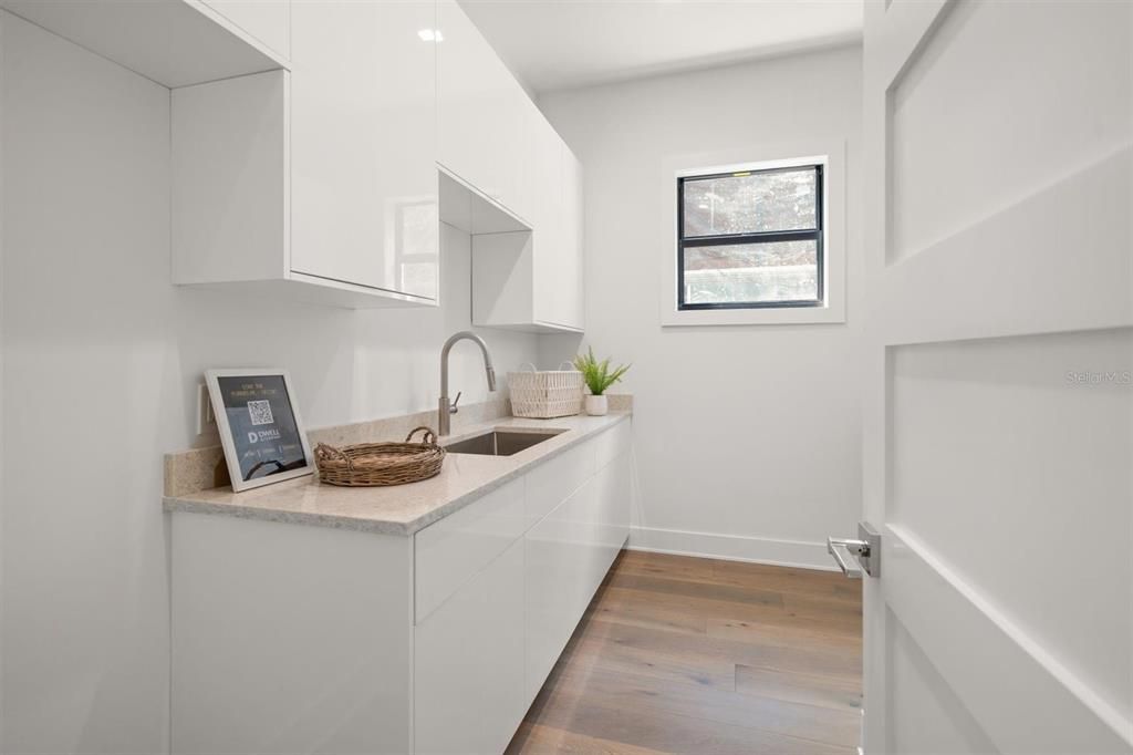 合同活跃: $1,995,000 (4 贝兹, 4 浴室, 3320 平方英尺)