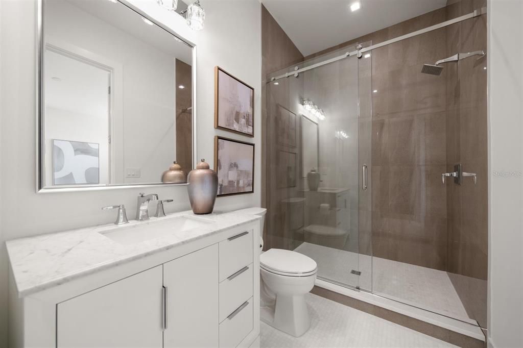 合同活跃: $1,995,000 (4 贝兹, 4 浴室, 3320 平方英尺)