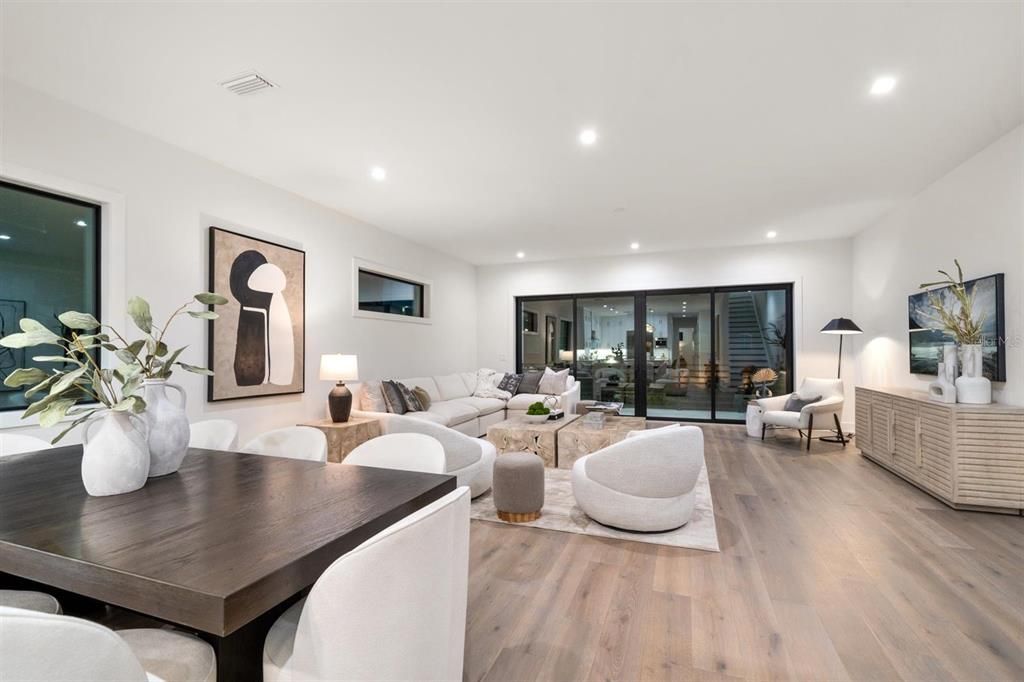 合同活跃: $1,995,000 (4 贝兹, 4 浴室, 3320 平方英尺)