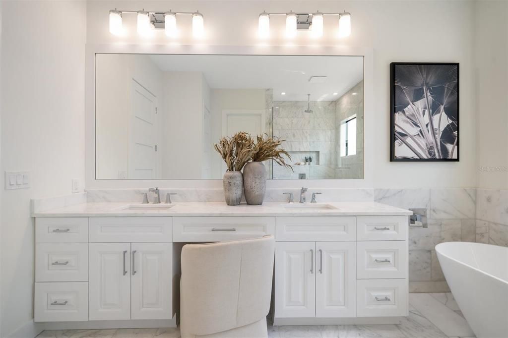 合同活跃: $1,995,000 (4 贝兹, 4 浴室, 3320 平方英尺)