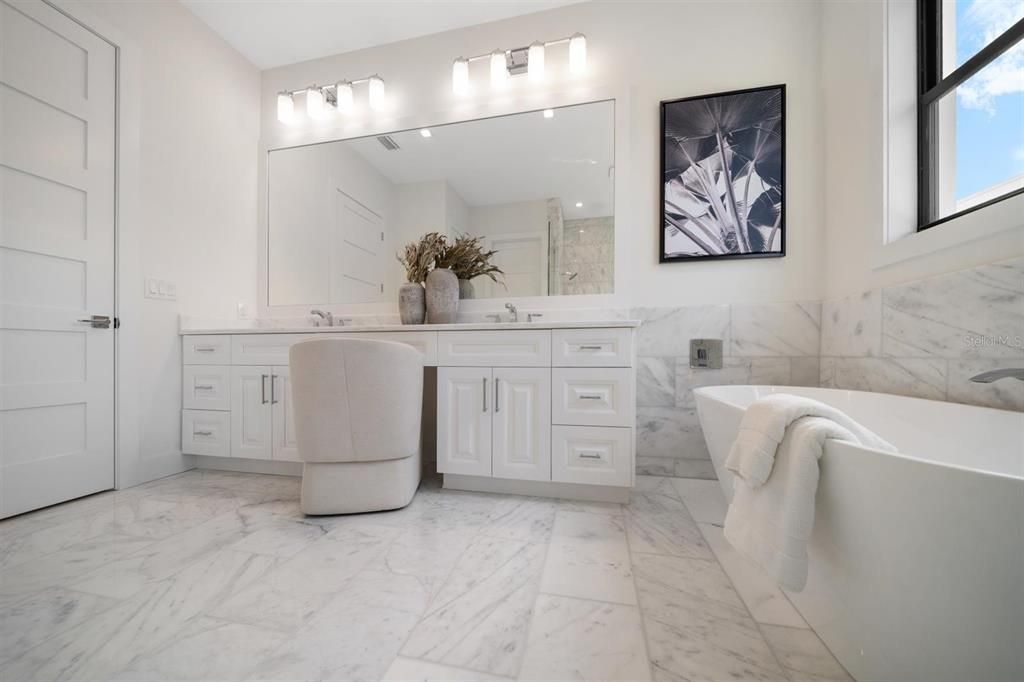 合同活跃: $1,995,000 (4 贝兹, 4 浴室, 3320 平方英尺)