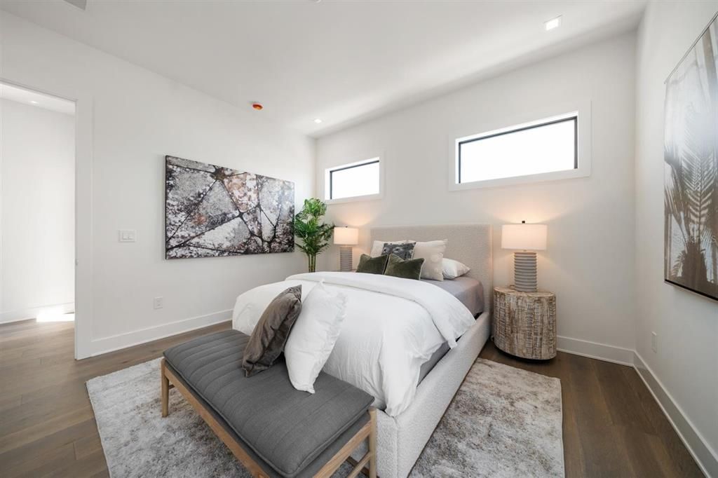 合同活跃: $1,995,000 (4 贝兹, 4 浴室, 3320 平方英尺)