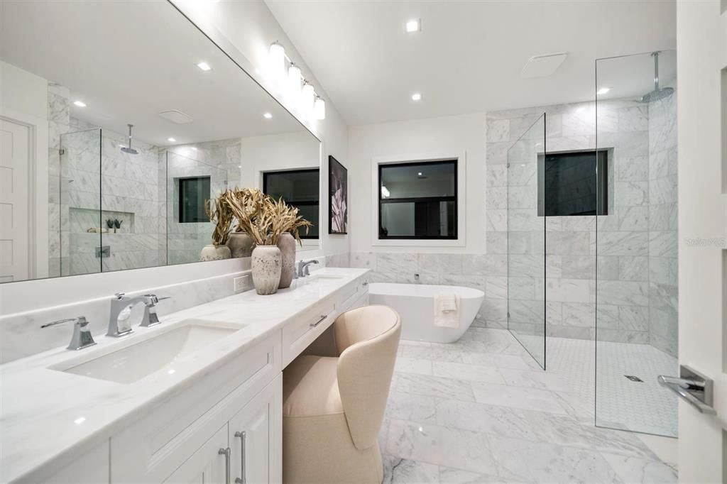 合同活跃: $1,995,000 (4 贝兹, 4 浴室, 3320 平方英尺)