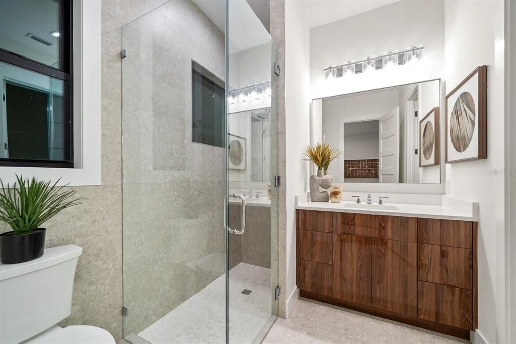 合同活跃: $1,995,000 (4 贝兹, 4 浴室, 3320 平方英尺)