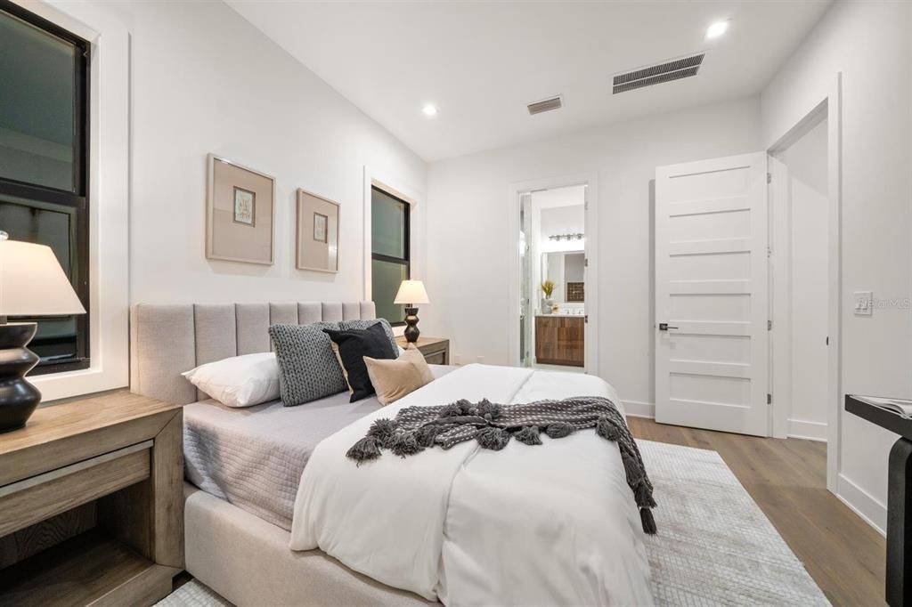 合同活跃: $1,995,000 (4 贝兹, 4 浴室, 3320 平方英尺)