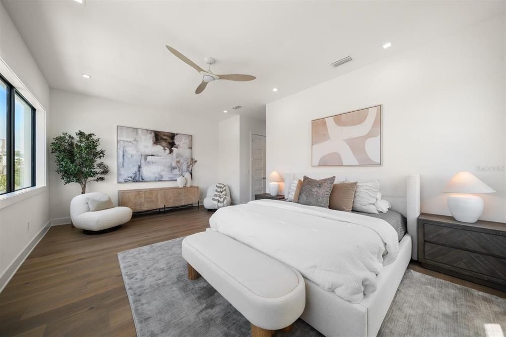 合同活跃: $1,995,000 (4 贝兹, 4 浴室, 3320 平方英尺)