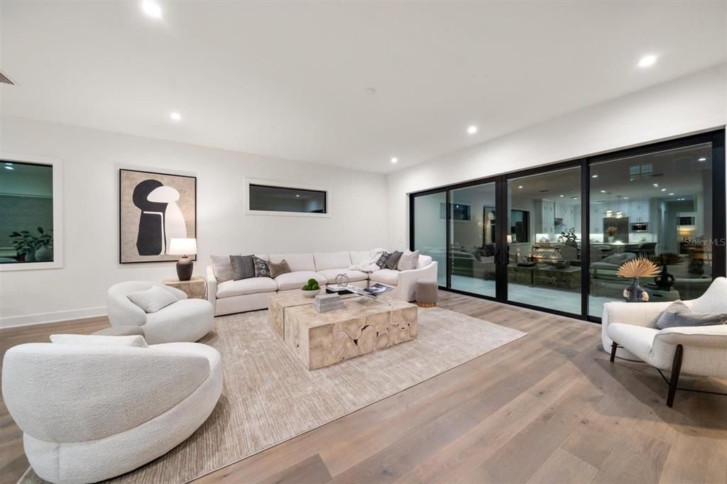 合同活跃: $1,995,000 (4 贝兹, 4 浴室, 3320 平方英尺)