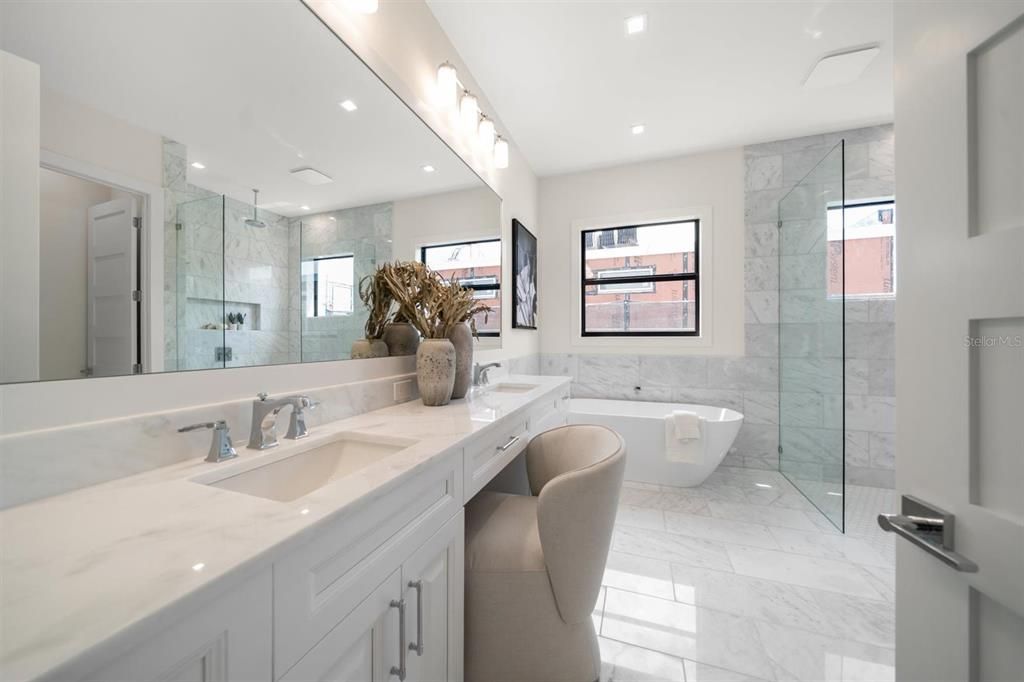 合同活跃: $1,995,000 (4 贝兹, 4 浴室, 3320 平方英尺)