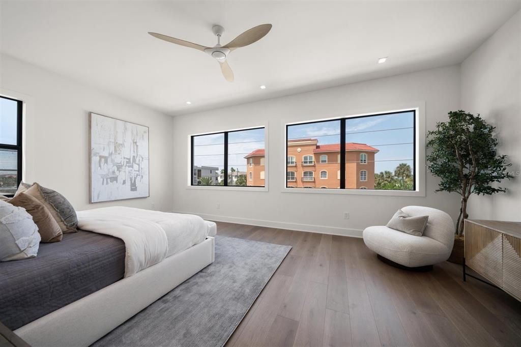 合同活跃: $1,995,000 (4 贝兹, 4 浴室, 3320 平方英尺)