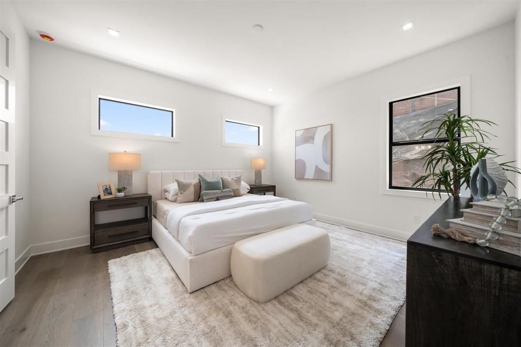 合同活跃: $1,995,000 (4 贝兹, 4 浴室, 3320 平方英尺)