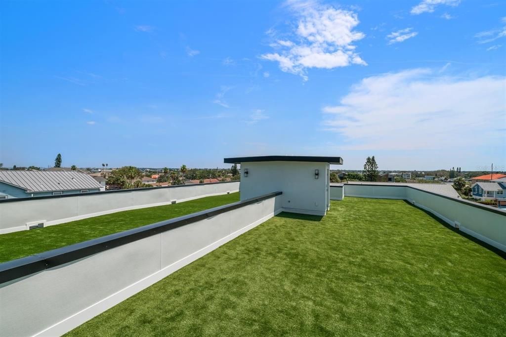 合同活跃: $1,995,000 (4 贝兹, 4 浴室, 3320 平方英尺)