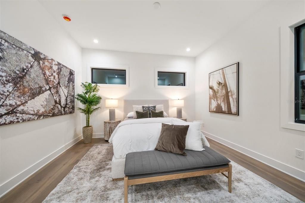 合同活跃: $1,995,000 (4 贝兹, 4 浴室, 3320 平方英尺)