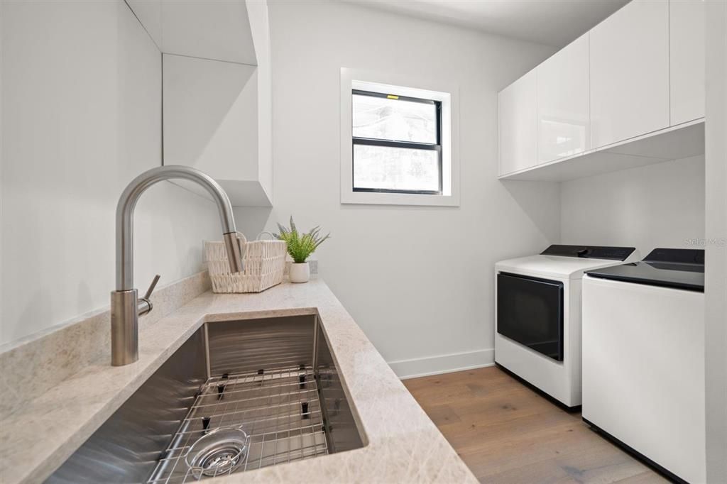 合同活跃: $1,995,000 (4 贝兹, 4 浴室, 3320 平方英尺)