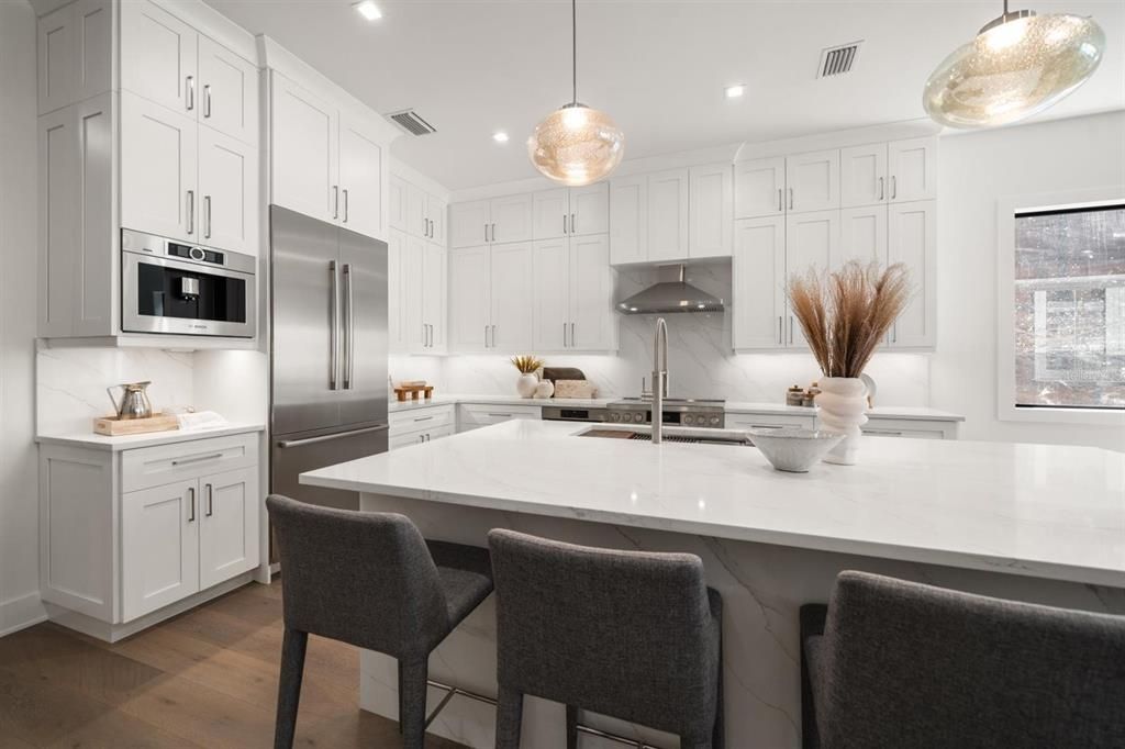 合同活跃: $1,995,000 (4 贝兹, 4 浴室, 3320 平方英尺)