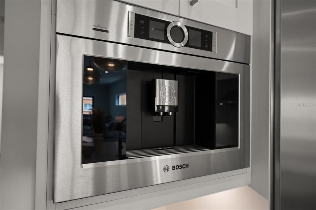 合同活跃: $1,995,000 (4 贝兹, 4 浴室, 3320 平方英尺)