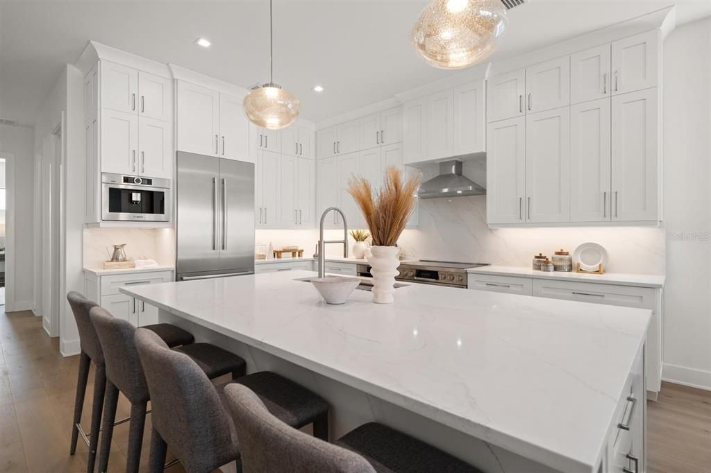 合同活跃: $1,995,000 (4 贝兹, 4 浴室, 3320 平方英尺)