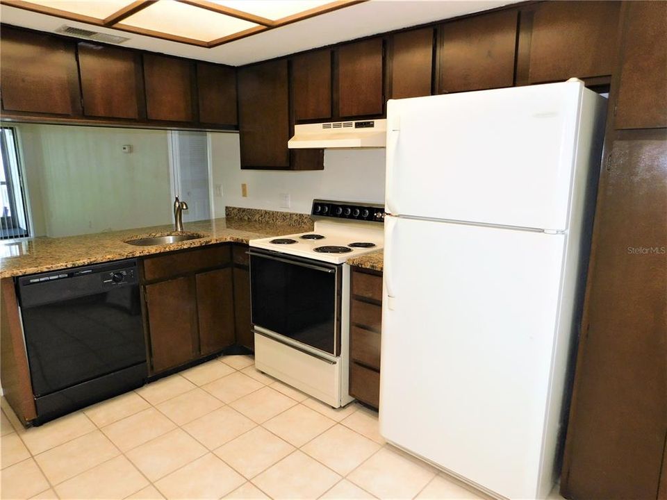 Под контрактом: $1,400 (1 спален, 1 ванн, 734 Квадратных фут)