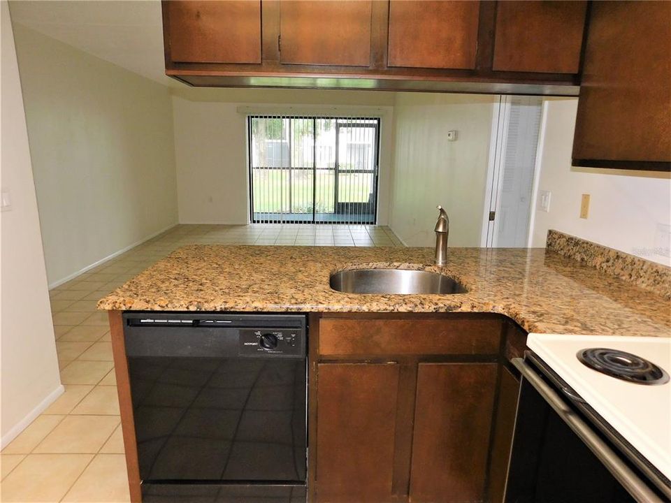 Под контрактом: $1,400 (1 спален, 1 ванн, 734 Квадратных фут)