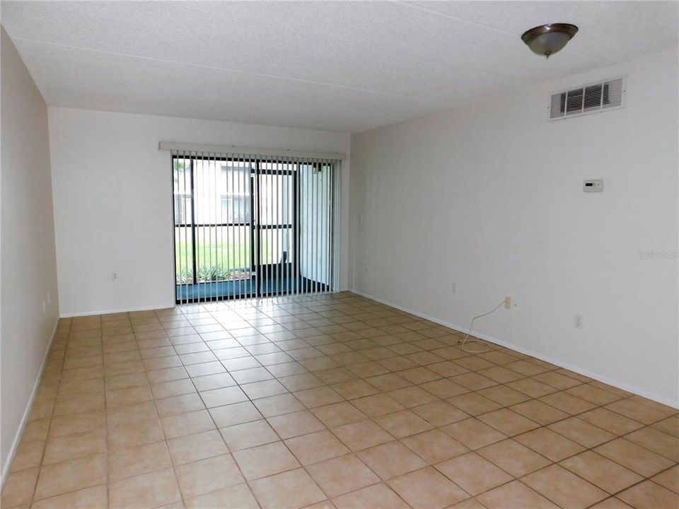 Под контрактом: $1,400 (1 спален, 1 ванн, 734 Квадратных фут)