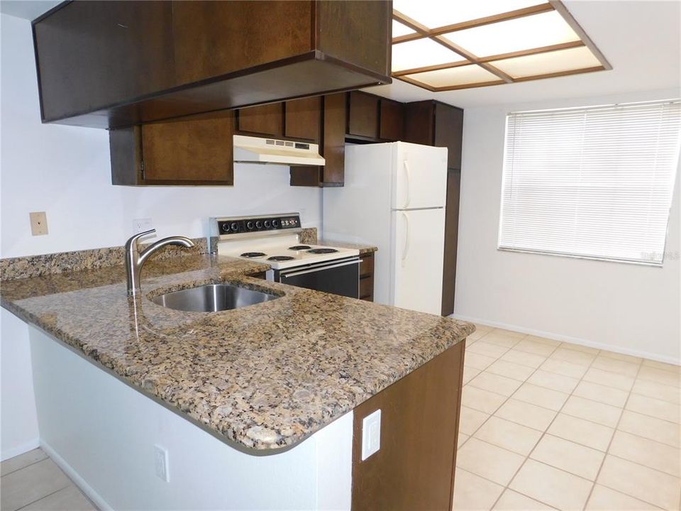 Под контрактом: $1,400 (1 спален, 1 ванн, 734 Квадратных фут)