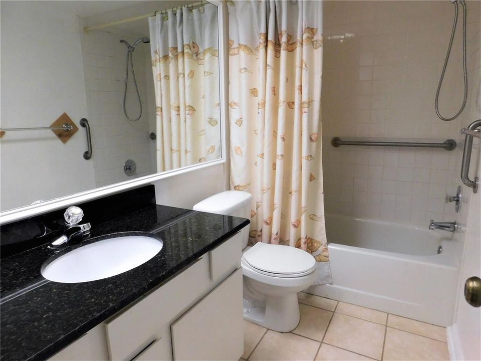 Под контрактом: $1,400 (1 спален, 1 ванн, 734 Квадратных фут)