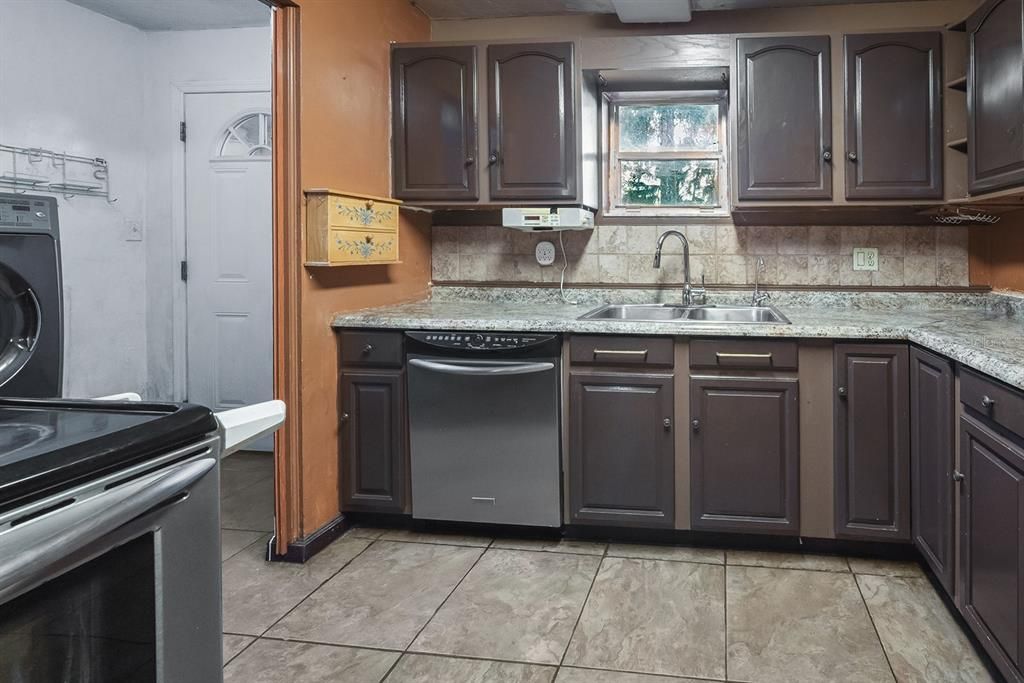 For Sale: $230,000 (2 beds, 1 baths, 1267 Square Feet)