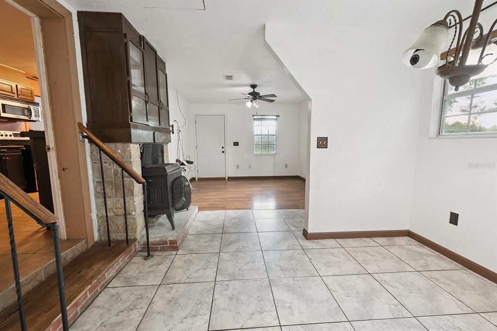 For Sale: $230,000 (2 beds, 1 baths, 1267 Square Feet)