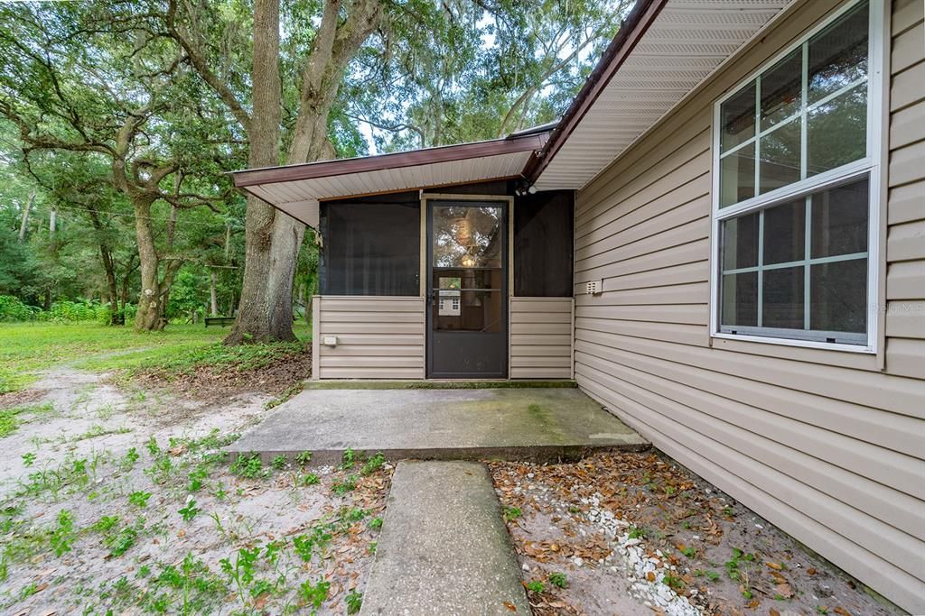 For Sale: $230,000 (2 beds, 1 baths, 1267 Square Feet)