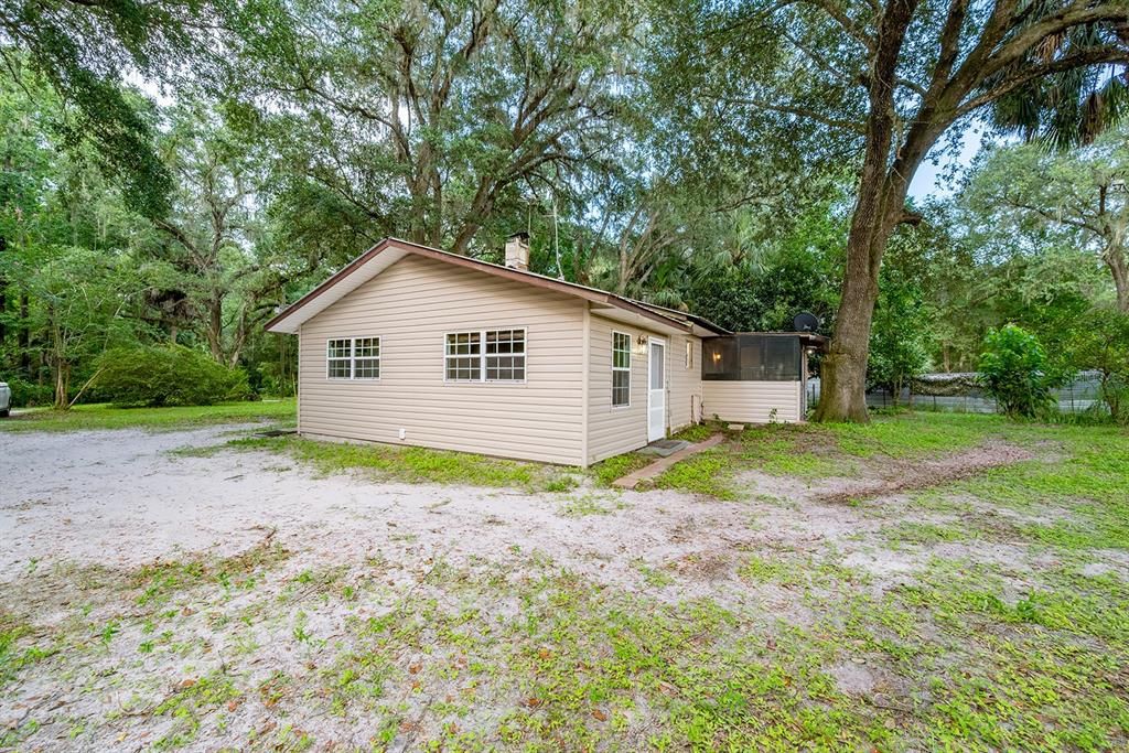 For Sale: $230,000 (2 beds, 1 baths, 1267 Square Feet)