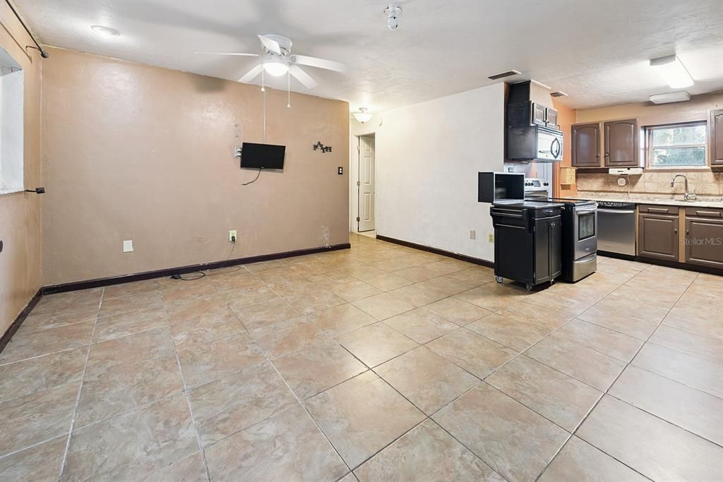 For Sale: $230,000 (2 beds, 1 baths, 1267 Square Feet)