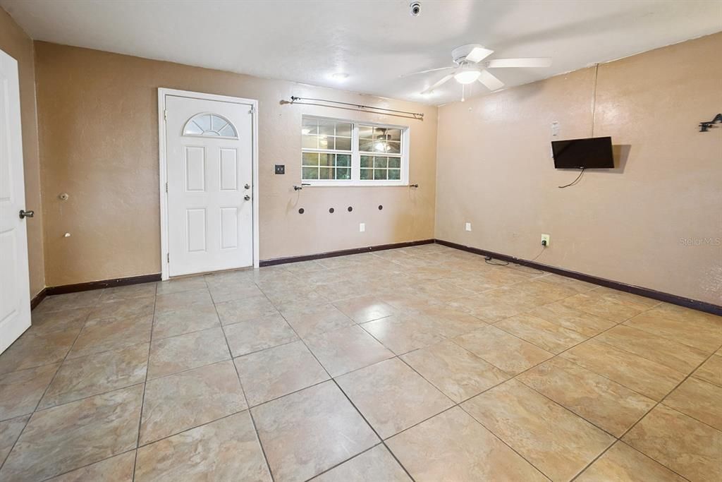 For Sale: $230,000 (2 beds, 1 baths, 1267 Square Feet)