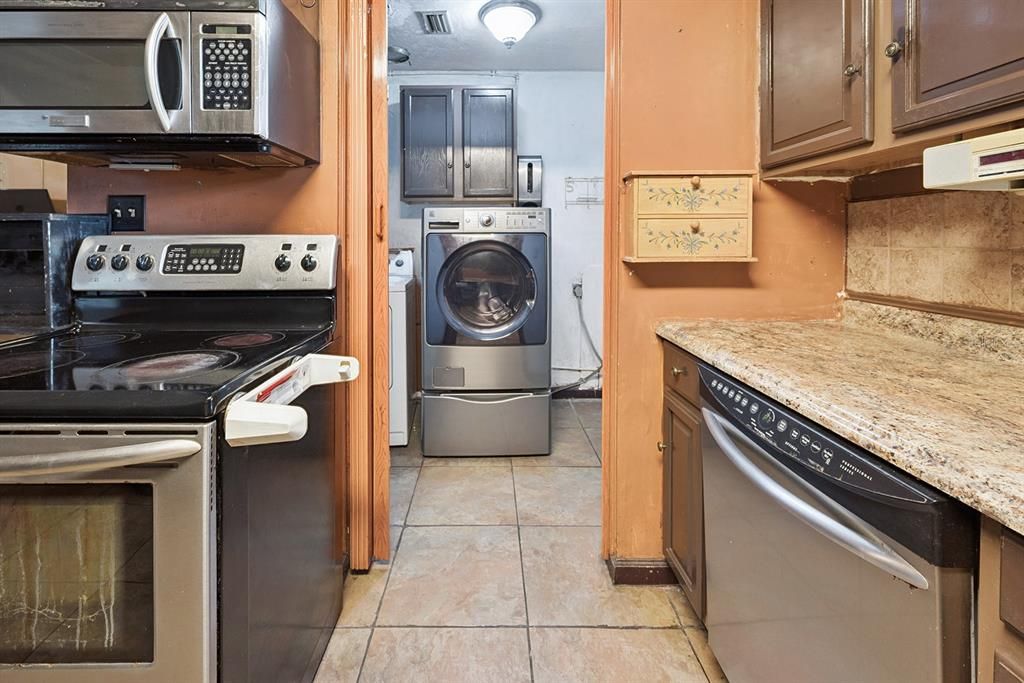 For Sale: $230,000 (2 beds, 1 baths, 1267 Square Feet)