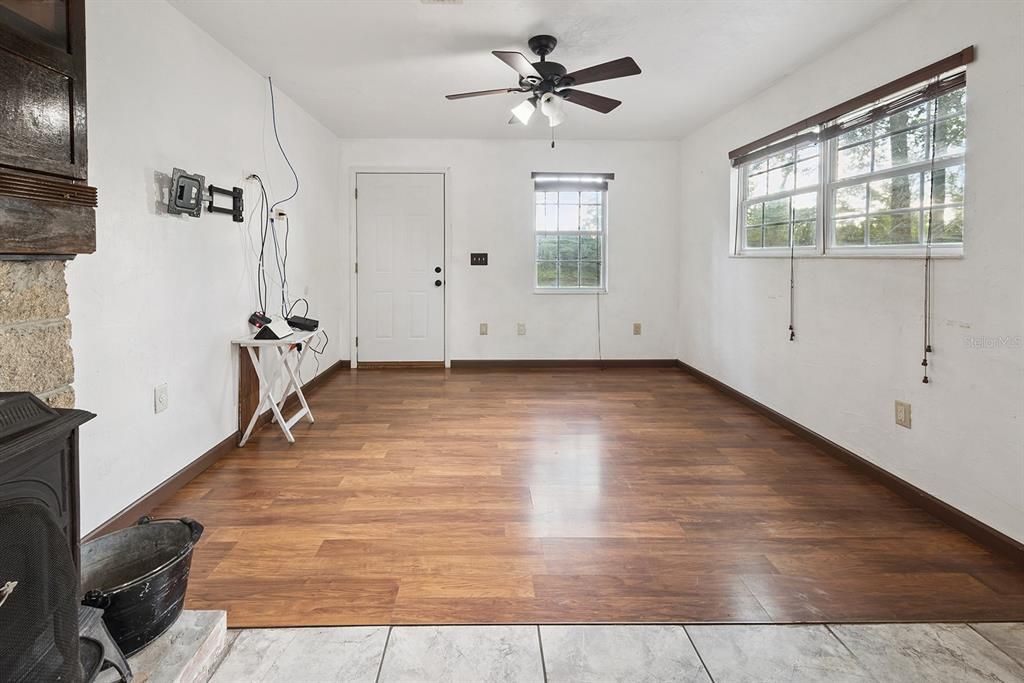 For Sale: $230,000 (2 beds, 1 baths, 1267 Square Feet)