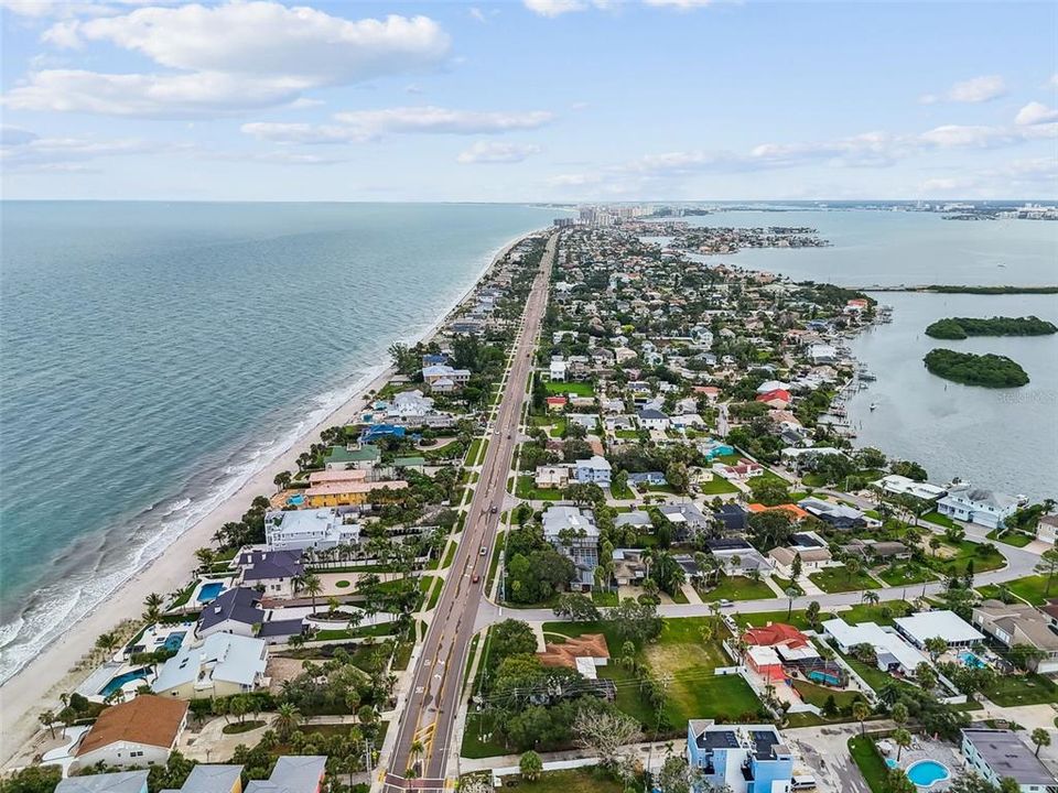 合同活跃: $700,000 (3 贝兹, 2 浴室, 1865 平方英尺)