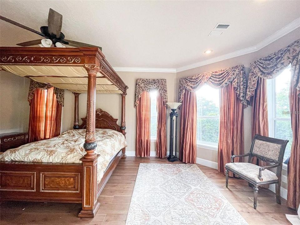 For Sale: $3,200,000 (5 beds, 3 baths, 4500 Square Feet)