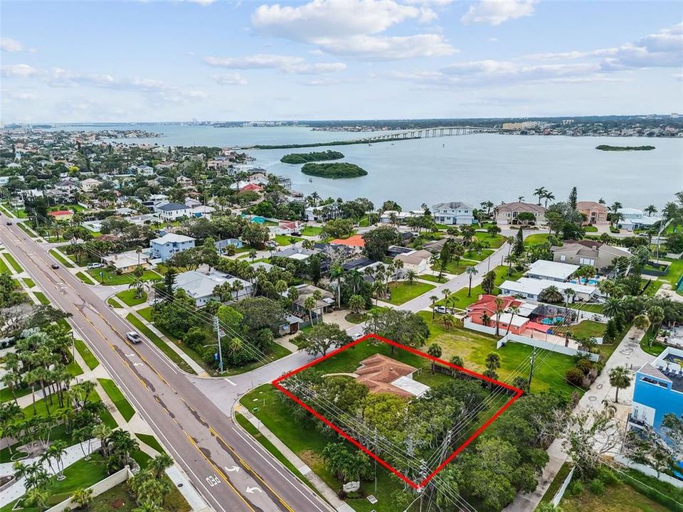 合同活跃: $700,000 (0.42 acres)