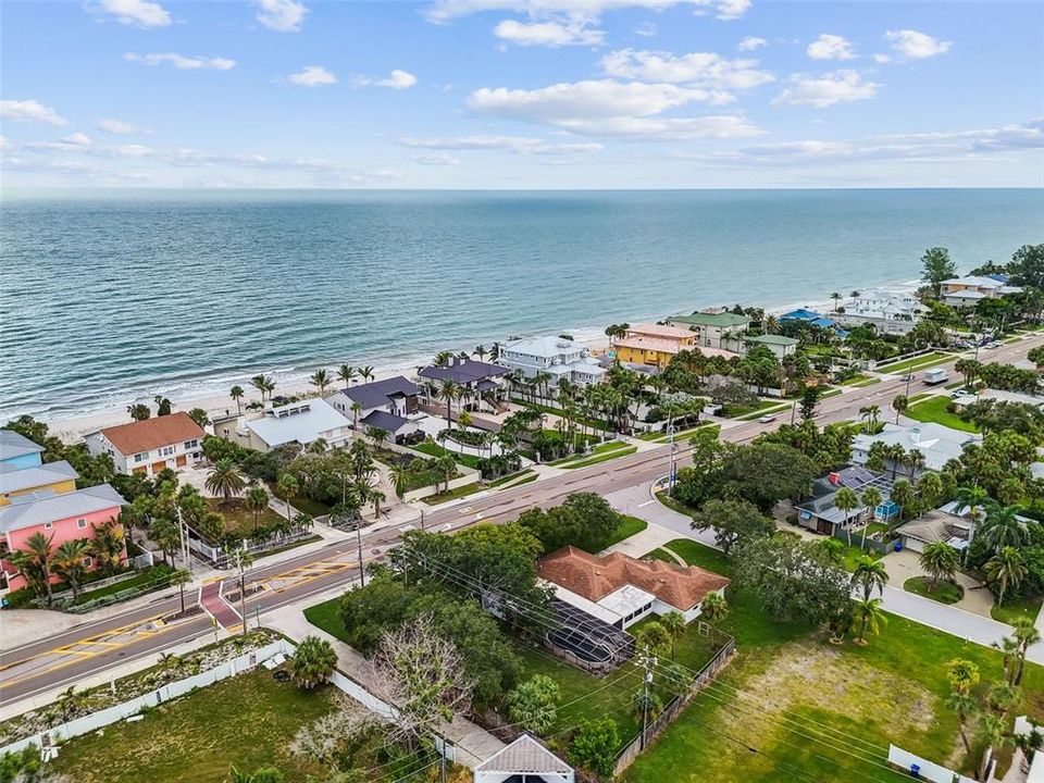 合同活跃: $700,000 (0.42 acres)