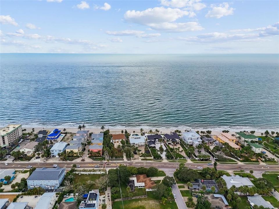 合同活跃: $700,000 (0.42 acres)