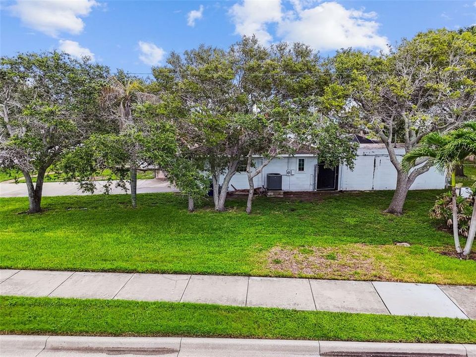 合同活跃: $700,000 (0.42 acres)