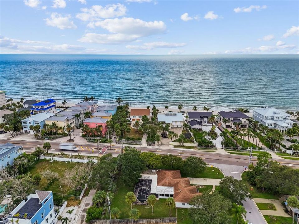 合同活跃: $700,000 (0.42 acres)