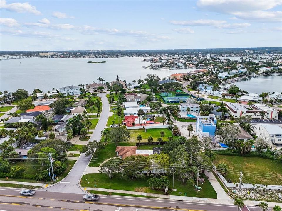 合同活跃: $700,000 (0.42 acres)